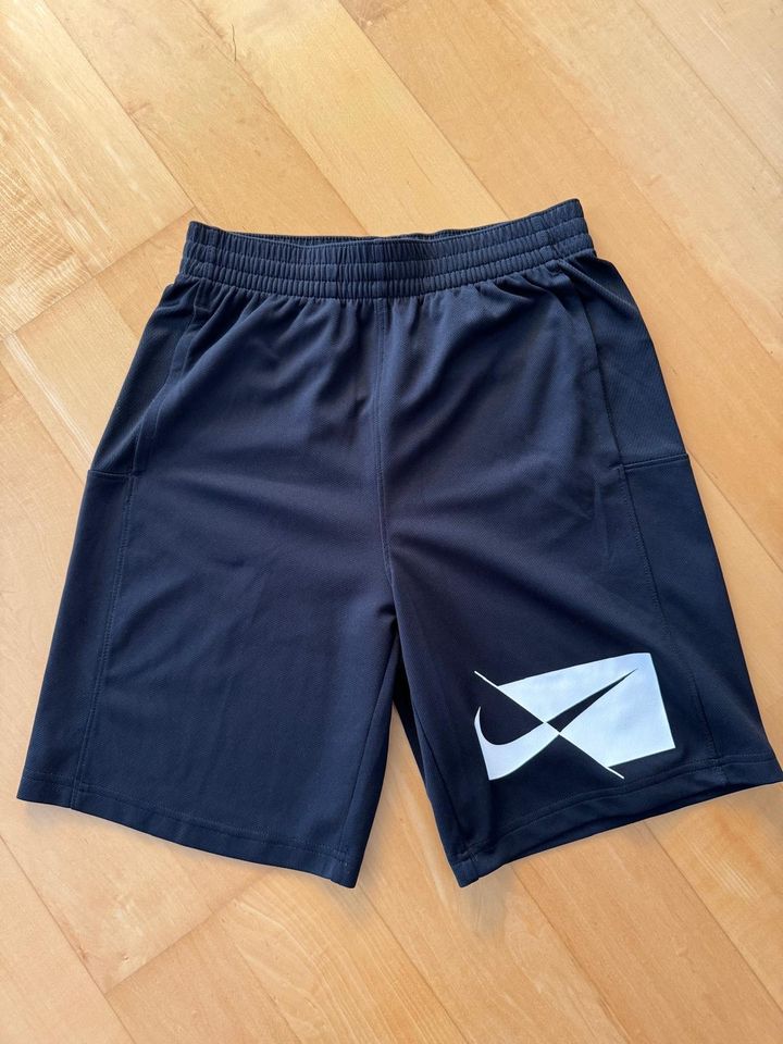 Nike Short Schwarz Kindergröße L 147-158 in Lenting