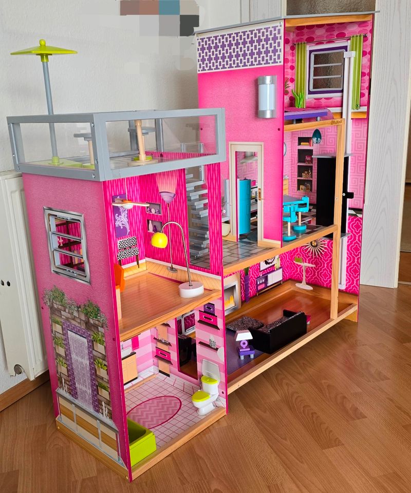 Kidkraft Holz-Puppenhaus für Barbies mit Möbeln und Zubehör in Großbeeren