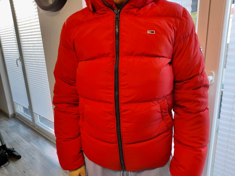 Tommy Hilfiger Daunenjacke in rot, Größe S in Freiburg im Breisgau