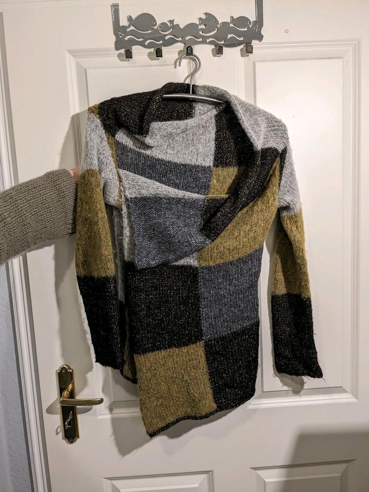 Handgestrickter Cardigan in Wenzendorf