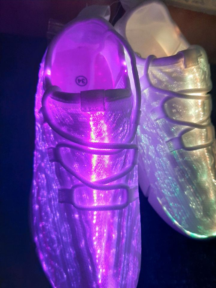 Led Turnschuhen weißer Sneaker mit Ladekabel in Mühlhausen