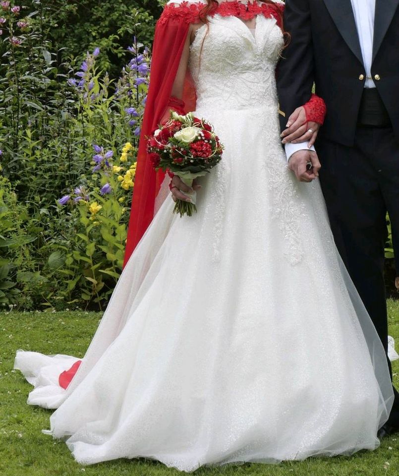Brautkleid  mit abnehmbarer Schleppe in Koblenz