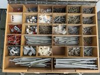 Holz Werkzeug Kiste mit verschiedenen Kleine Teile Nordrhein-Westfalen - Hilden Vorschau