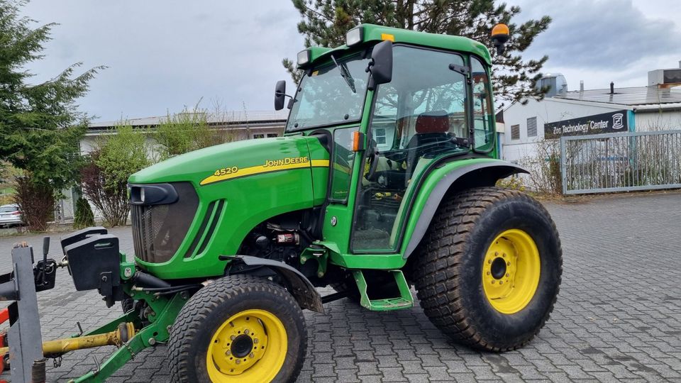 John Deere 4520 Traktor Kommunalschlepper Schlepper 53PS in Olpe