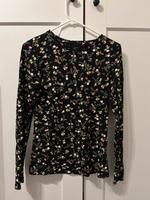 Schwarzes Langarmshirt Longsleeve mit Blümchen Hessen - Hanau Vorschau