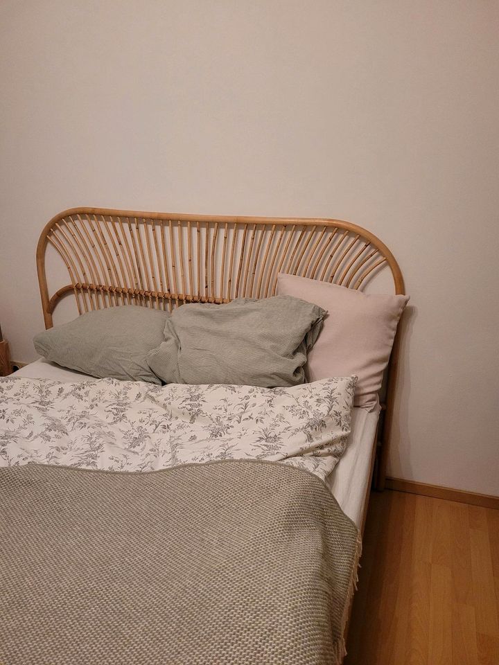 Hübsches Bett-Kopfteil, einfach hinter das Bett zu stellen in Aachen