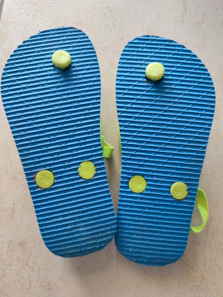 Badeschuhe Zehentrenner 27/28 Schlappen Schwimmen blau grün in Cadolzburg