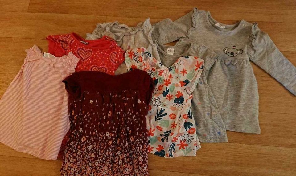 12x Sommer Kleidchen 68/74 H&M pusblu rot blau gelb grau rosa in Kiel