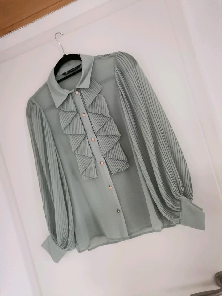 Zara Langarm Bluse Volant Plissee Mintgrün Mint Gold Damen XS in Ebsdorfergrund