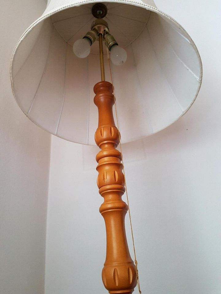 Stehlampe Holz gedrechselt, ca. 160 x 58 cm in Ihringen