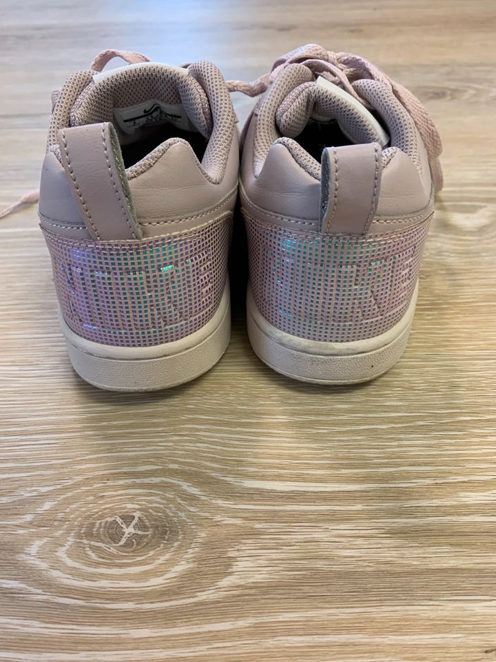 Sneaker Nike flieder lavendel holographisch Gr 39 in Horb am Neckar