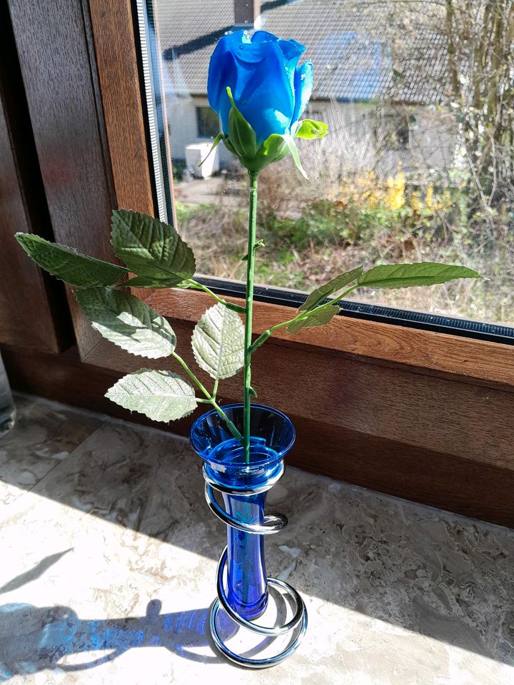 Blaue Vase mit blauer Rose in Rutsweiler an der Lauter