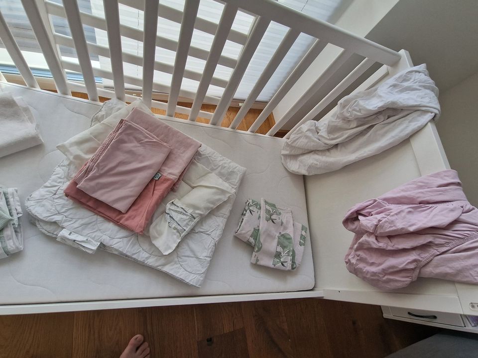 IKEA Sundvik Baby-Kinderbett + Matratze 70x140, mit viel Zubehör in Marxheim