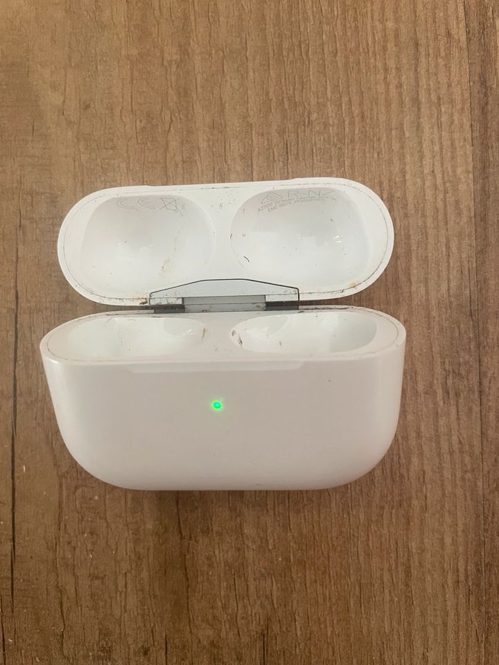 AIRPODS CASE IN DER BAHN GEFUNDEN! Raum Hamburg in Hamburg