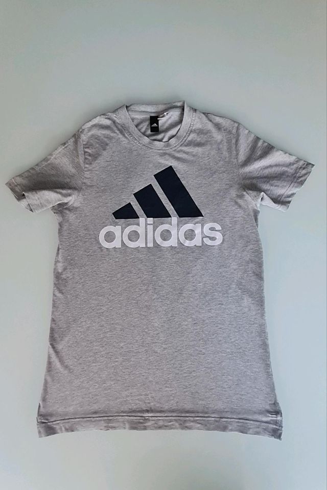 3 Adidas Shirts & 1 Calvin Klein Gr. S in Leipzig