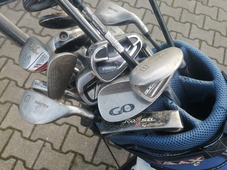 Golftasche mit diversen Schlägern in Essen
