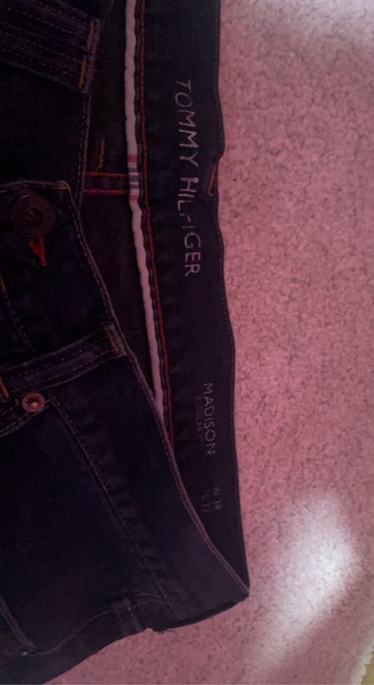 Tommy Hilfiger Jeans Gr W28 L32 Neuwertig in Velen