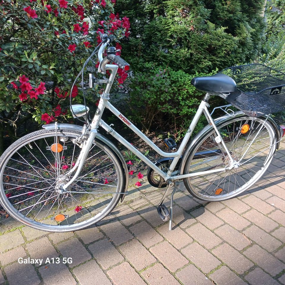 Verkaufe ein Schönes Holland Fahrrad Brigitte PUCH 28 Zoll 3 Gang in Hamburg