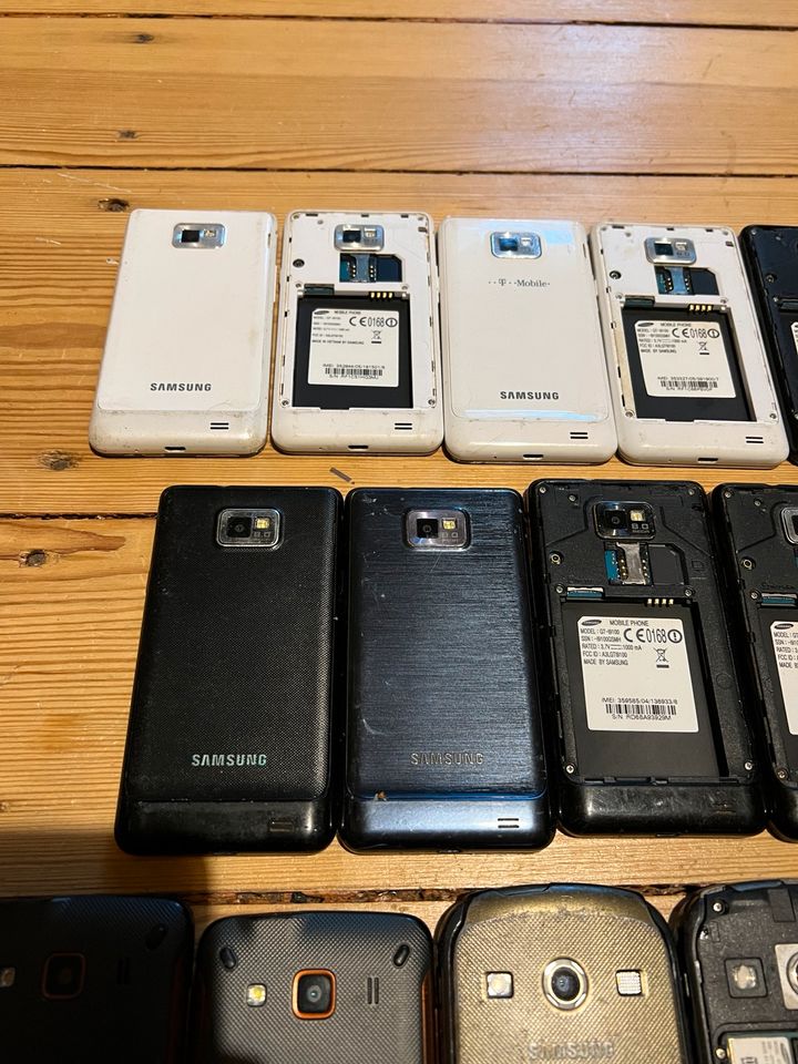 Sammlung defekte Samsung Handys in Berlin