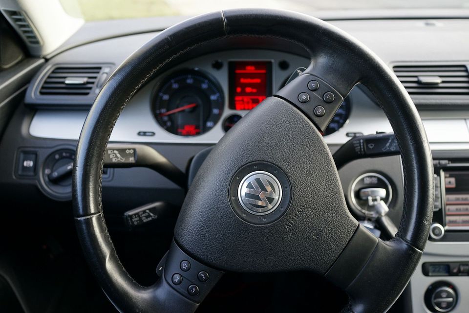 Volkswagen Passat 1.8 Turbo*Comfortline*Standheiz*Temp*Aut* in Bitterfeld