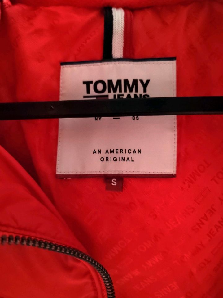 Tommy Jeans Daunenjacke Kunstpelz Gr. S nie getragen in Bautzen