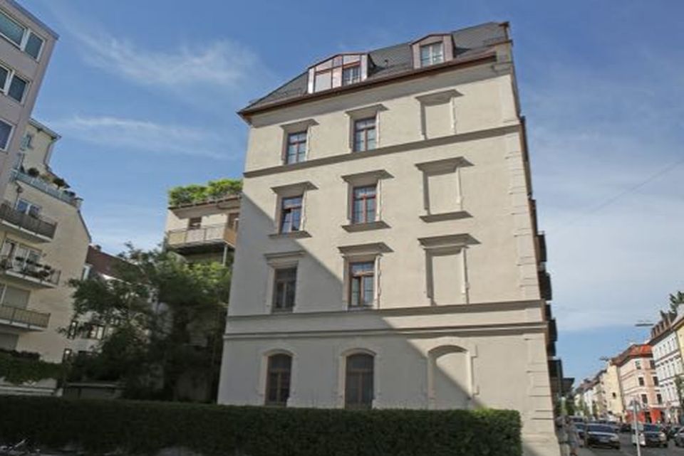 Maxvorstadt - Charmante 3-Zimmer-Altbauwohnung mit großem Balkon, Parkett, TG-Stellplatz im 3.OG in München