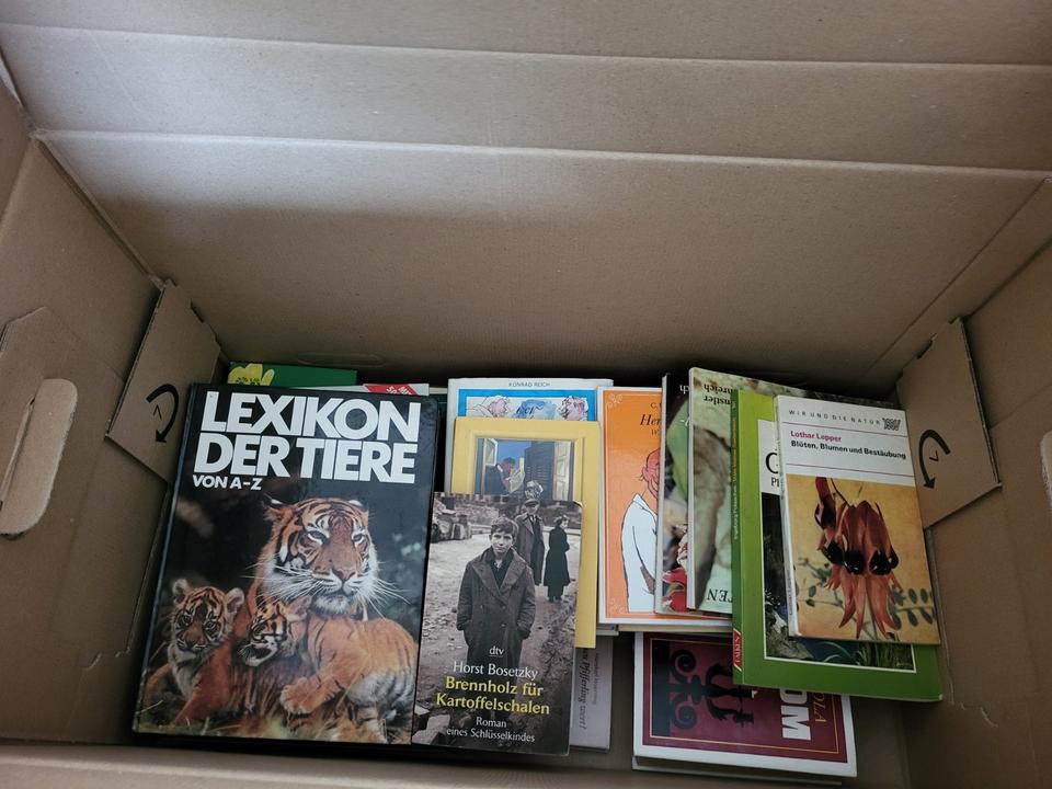 13 Bücherkisten zu verschenken! in Berlin