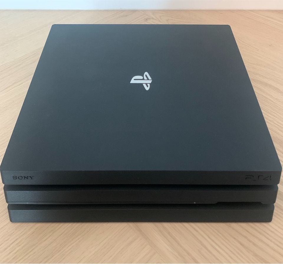 PlayStation 4 Pro 1 TB mit Controller & Spielen in Berlin