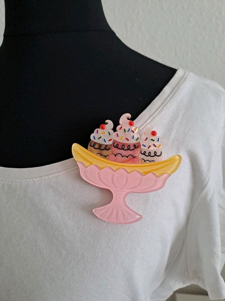 Brosche Cupcake Eis Eisbecher rosa Erstwilder Rockabella in Berlin