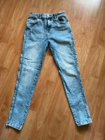 Jeans mit modernen Rissen/ 164 C&A Düsseldorf - Holthausen Vorschau