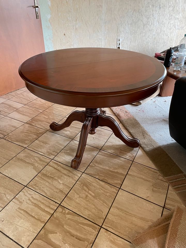 Schöner alter Tisch aus Nussbaumholz in Linden