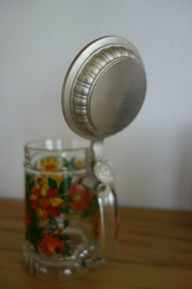 Bierkrug aus Glas mit Deckel Blumen Ornamente Oktoberfest in Frankfurt am Main