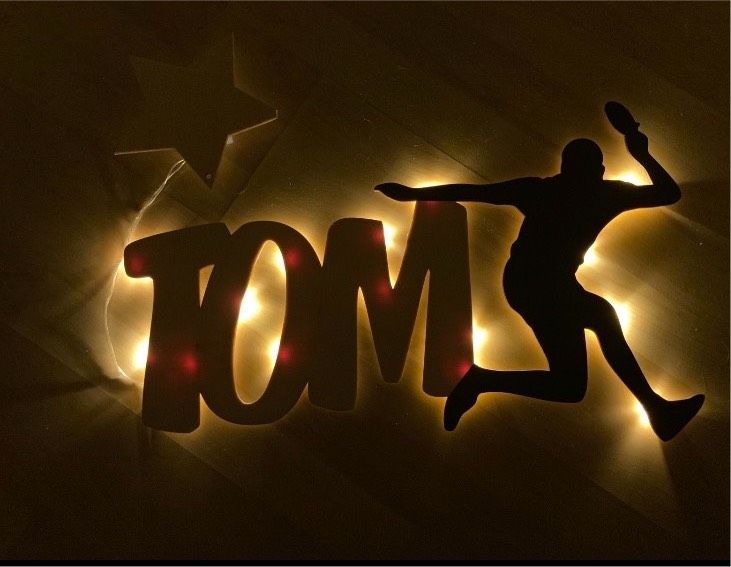 Beleuchteter Schriftzug TOM mit TT-Spieler in Rodgau