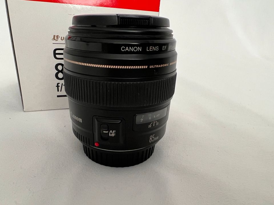 Canon Objektiv EF 85mm F1.8 / Gegenlichtblende ET-65 III in Ingolstadt