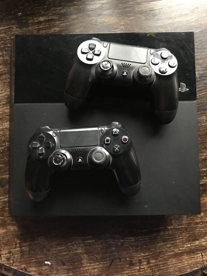 PS4 500 GB 2 Controller und 1 Spiel in Düsseldorf