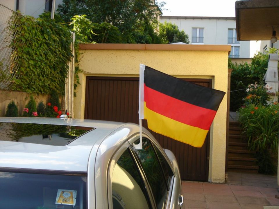 100 x Autofahnen Auto Fahnen Flagge Deutschland Fußball EM 2024 in Stuttgart