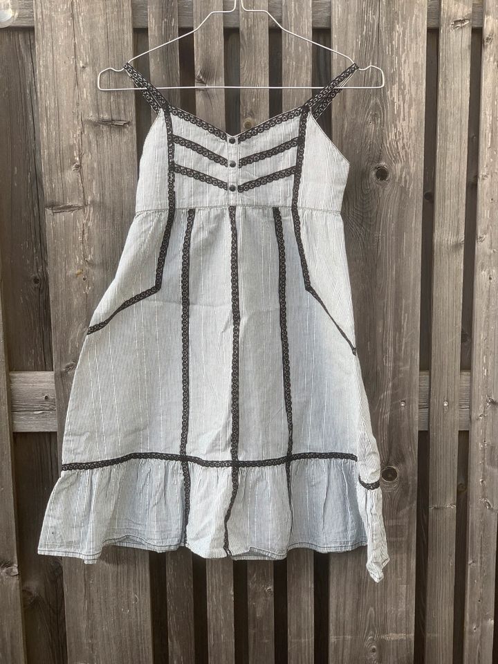 H&M Hängerchen Bustier Träger Kleid lang romantic Spitze Streifen in Heroldsberg