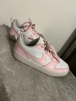 Rosa Nike Damensneaker Hessen - Hanau Vorschau