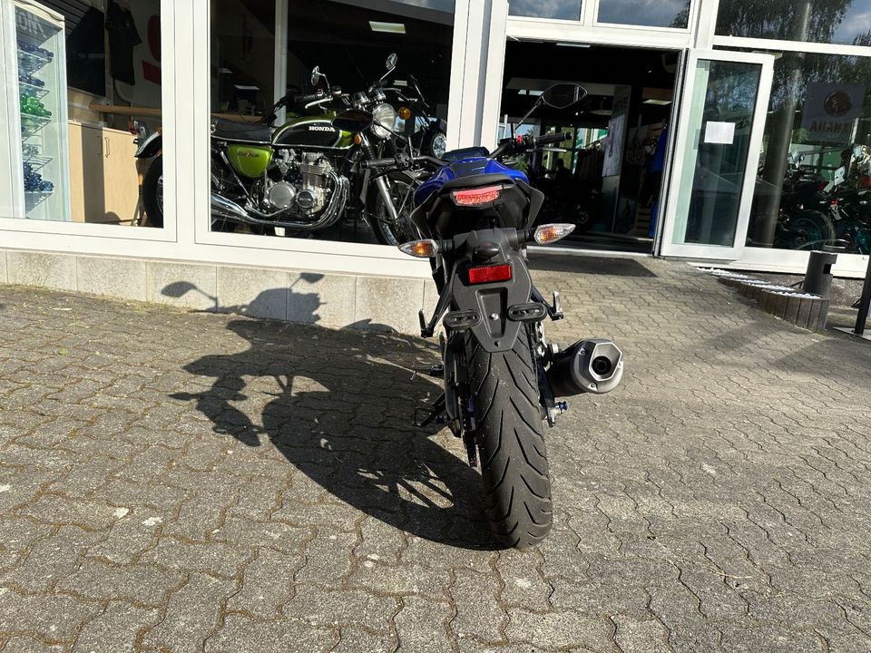 Yamaha MT-125 MT 125 1 Hand in Hanau