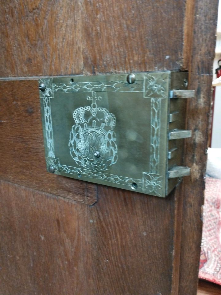 Bauernschrank mit königlichem Wappen, antik in Lagerlechfeld