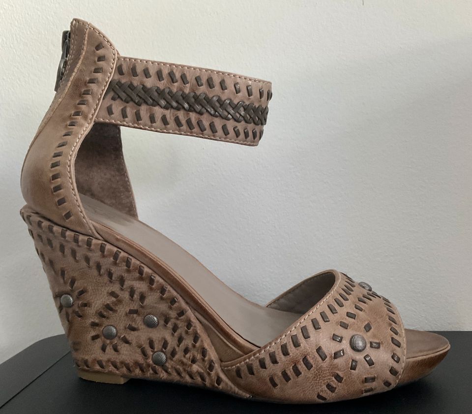 Neuwertig Designer Schuh ASH Sandale braun Größe 39 in Moers