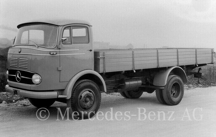 Mercedes LP Ausstellfenster Dichtung rechts neu in Alfeld (Leine)