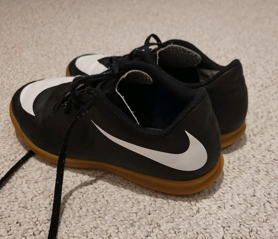 *NIKE Hallen Turnschuhe Sportschuhe helle Sohle Gr. 36,5* in Eibau