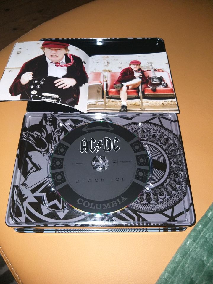 AC/DC Fahne und Aufkleber Stahl Box und Cds Neuwertig in Lübeck