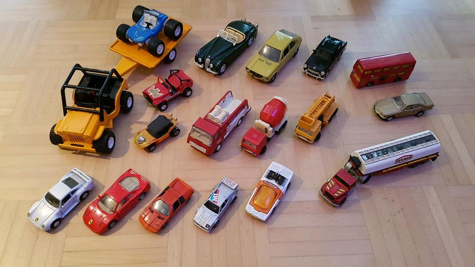 Konvolut alte Spielzeugautos und LKW s in Uffing