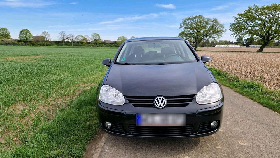 VW GOLF V TOUR TDI 1,9l in Moers