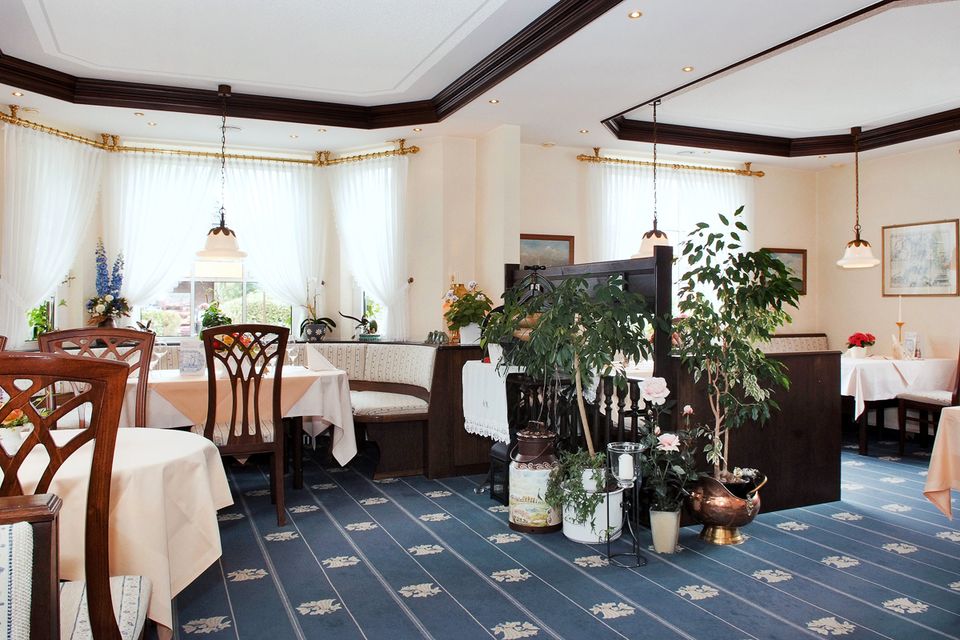 Neuharlingersiel: voll ausgestattetes Hotel-Restaurant „Poggenstool“ mit großzügiger Eigentümer-Wohnung in Neuharlingersiel