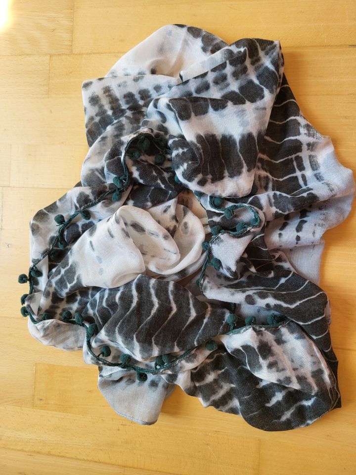 Damen: dünner Loop / Schal, grün-weiß mit Bommeln, Polyester in Fritzlar