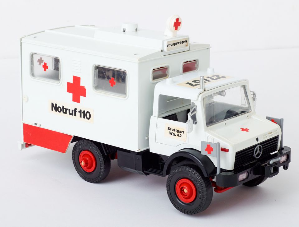 PlayBig Mercedes Unimog Ambulanz Krankenwagen + Figuren in Düsseldorf