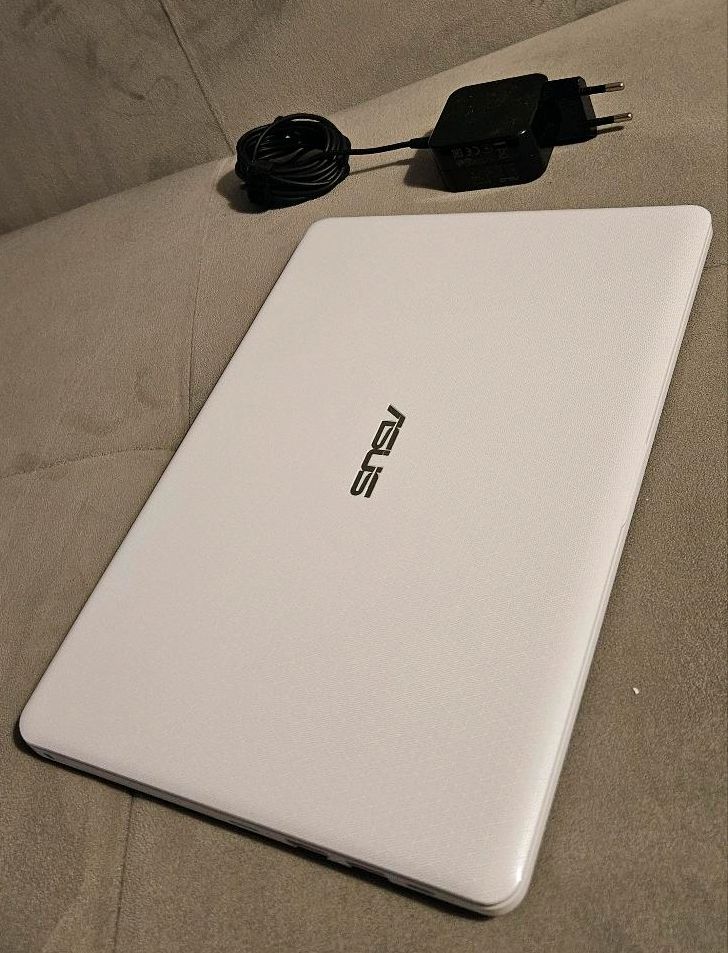 Asus E203N weiß in Puchheim